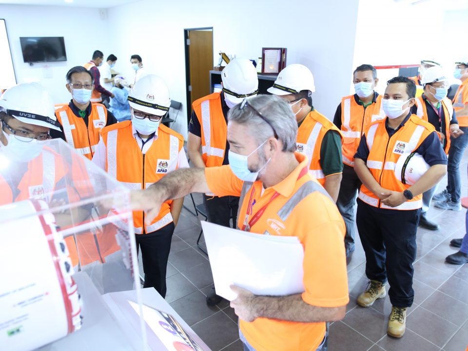 PENJELASAN: Pengarah Terowong Bawah Tanah MRT Laluan Putrajaya MRT Corp Encik Alexander William Terry (kanan) memberi penjelasan kepada Timbalan Ketua Pengarah (Pembangunan) Agensi Pengangkutan Awam Darat (APAD) Encik Ahmad Radhi Maarof (kiri) dan pasukan APAD mengenai bagaimana mesin pengorek terowong (TBM) beroperasi di model berskala TBM di Pusat Informasi Bandar Malaysia Utara.