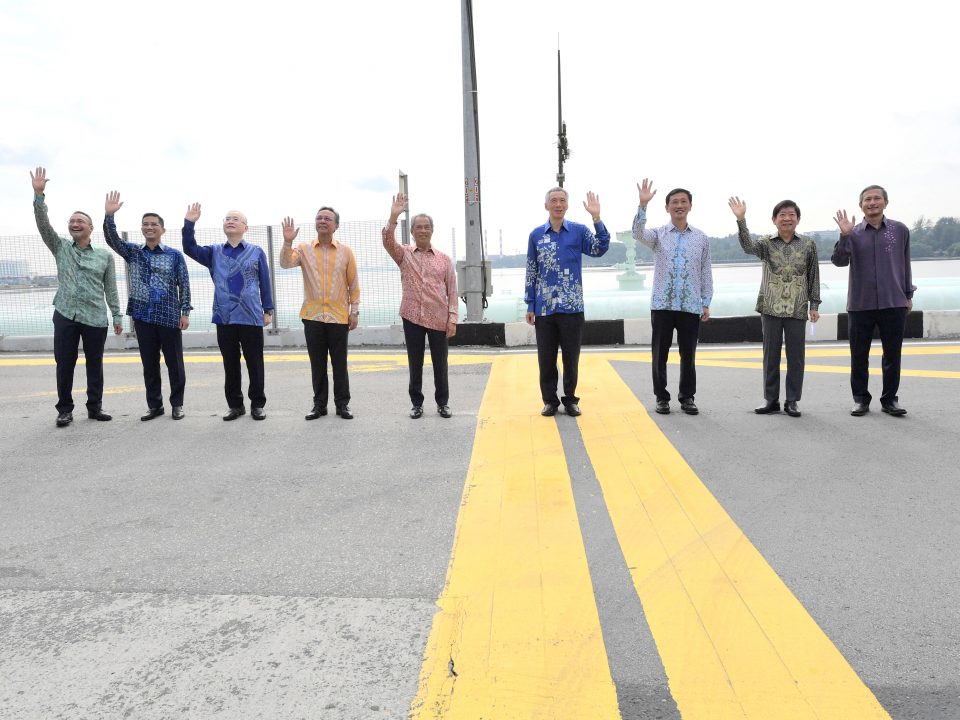 DETIK BERSEJARAH: Satu detik bersejarah di Tambak Johor Bahru-Singapura di mana menteri-menteri tertinggi Malaysia dan Kerajaan meraikan penyambungan semula Projek Rapid Transit System Link Johor Bahru-Singapura. Perwakilan dari Malaysia adalah dari kiri, Menteri Luar Negeri Dato 'Seri Hishammuddin Tun Hussein, Menteri Perdagangan Antarabangsa dan Industri Dato' Seri Mohamed Azmin Ali, Menteri Pengangkutan Datuk Seri Ir Dr Wee Ka Siong, Menteri Besar Johor Datuk Ir Hasni Mohammad dan Perdana Menteri Tan Sri Dato 'Haji Muhyiddin Haji Mohd Yassin. Di sisi Singapura pula adalah dari kanan, Menteri Luar Negeri Encik Vivian Balakrishnan, mantan Menteri Penyelaras Infrastruktur dan Menteri Pengangkutan Encik Khaw Boon Wan, Menteri Pengangkutan Ong Ye Kung dan Perdana Menteri Encik Lee Hsien Loong.