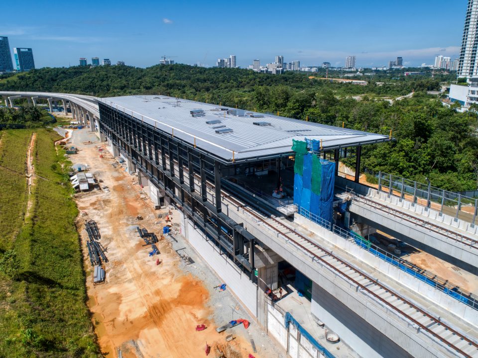 Pandangan udara tapak Stesen MRT Cyberjaya Utara menunjukkan kerja-kerja acuan dan rebar untuk kerja-kerja tangga awam sedang dijalankan.