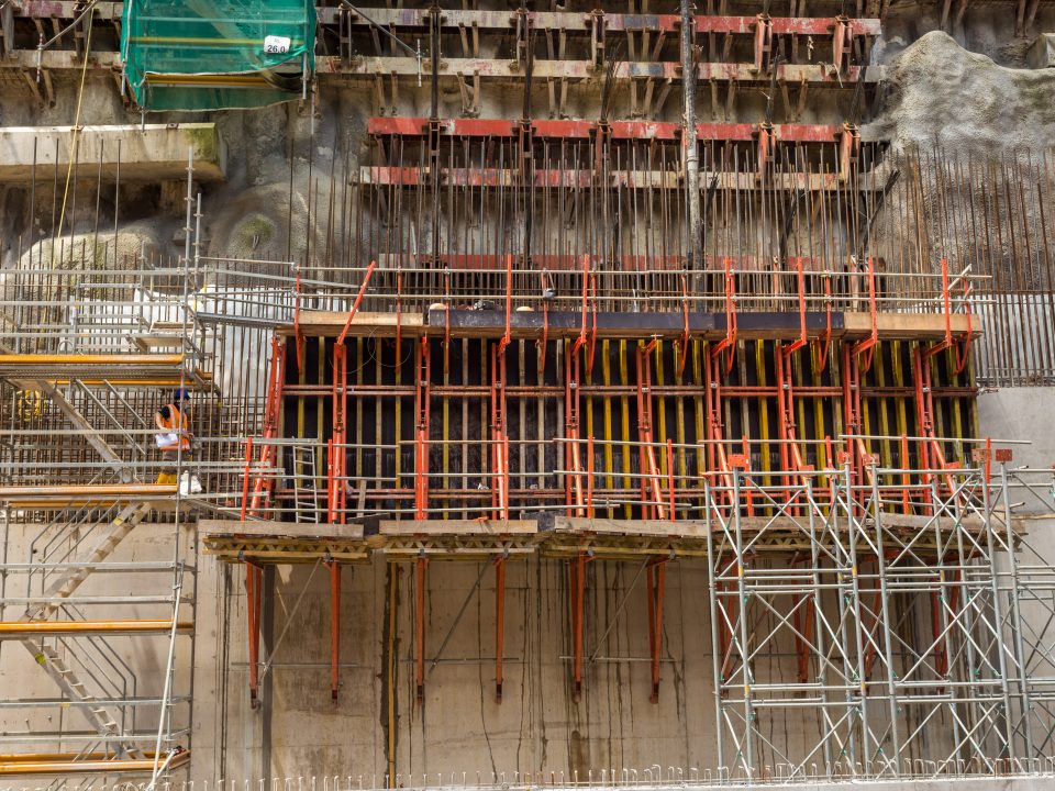 Sistem panjatan kendiri untuk tuangan kedua dinding luaran di tapak Stesen MRT Conlay.