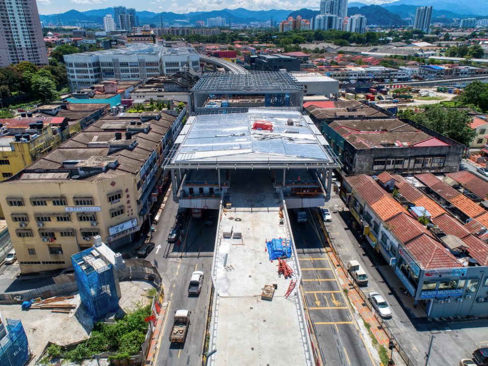 Kerja-kerja bumbung sedang dijalankan di Stesen MRT Kentonmen.
