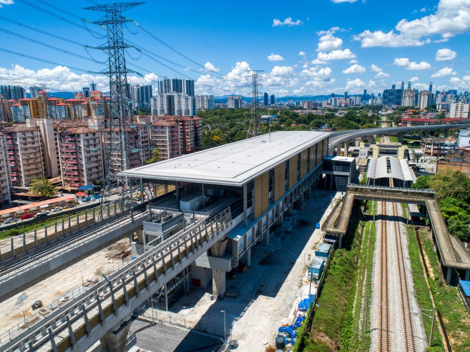 Pandangan udara tapak Stesen MRT Kampung Batu menunjukkan kerja-kerja penjubinan sedang dijalankan.