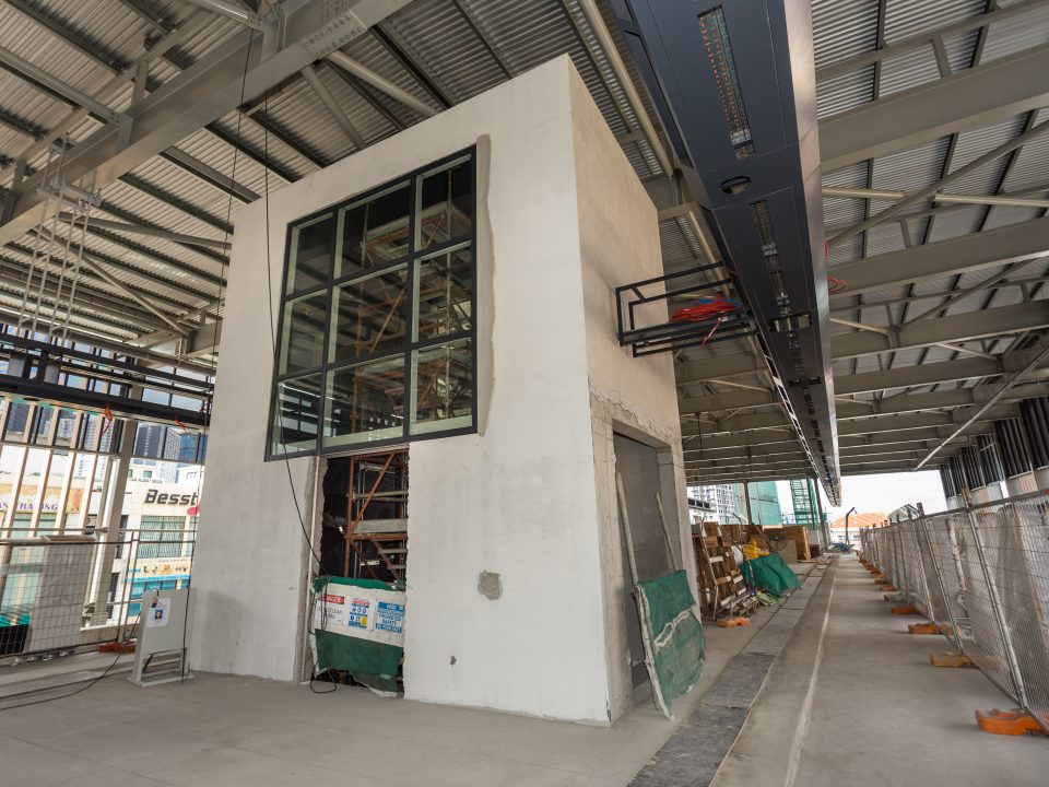 Kerja-kerja pemasangan kaca untuk syaf lif di aras platform dan Pintu Penumpang Automatik sedang dijalankan di Stesen MRT Metro Prima.