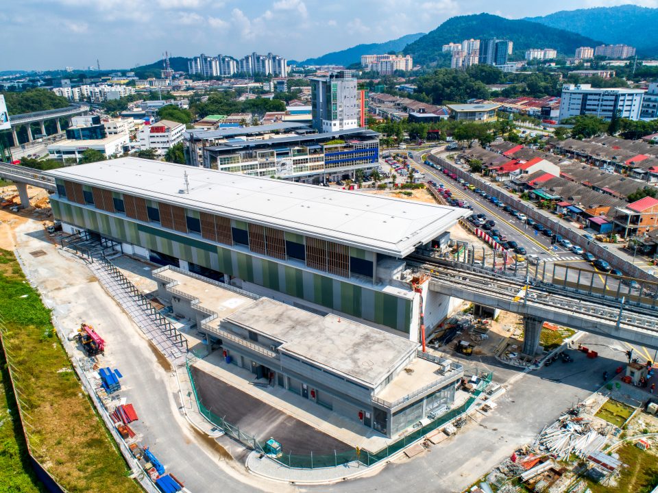 Pandangan udara tapak Stesen MRT Sri Damansara Sentral menunjukkan kerja-kerja luaran fakad.