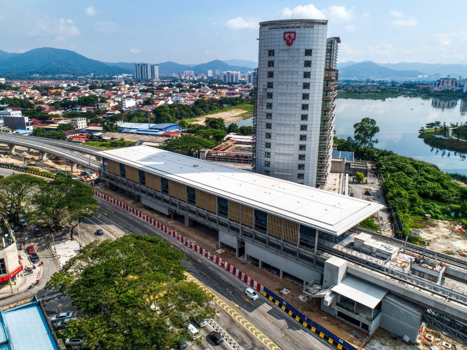 Pandangan udara tapak Stesen MRT Sri Delima menunjukkan kerja-kerja saliran dan penjubinan sedang dijalankan.