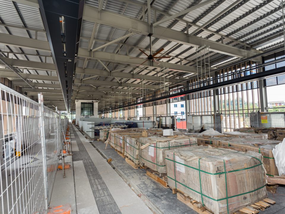 Pemasangan siling sedang dijalankan di Stesen MRT Sri Damansara Barat