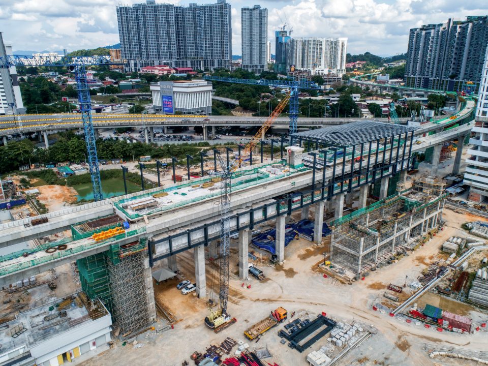 Pandangan udara tapak Stesen MRT Kuchai menunjukkan kerja-kerja pemasangan struktur besi sedang dijalankan.