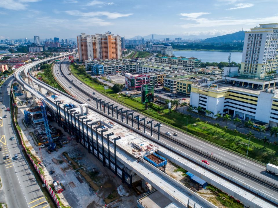 Pandangan udara tapak Stesen MRT Serdang Raya Selatan menunjukkan pembinaan tiang besi dan persediaan kekuda bumbung sedang dijalankan.