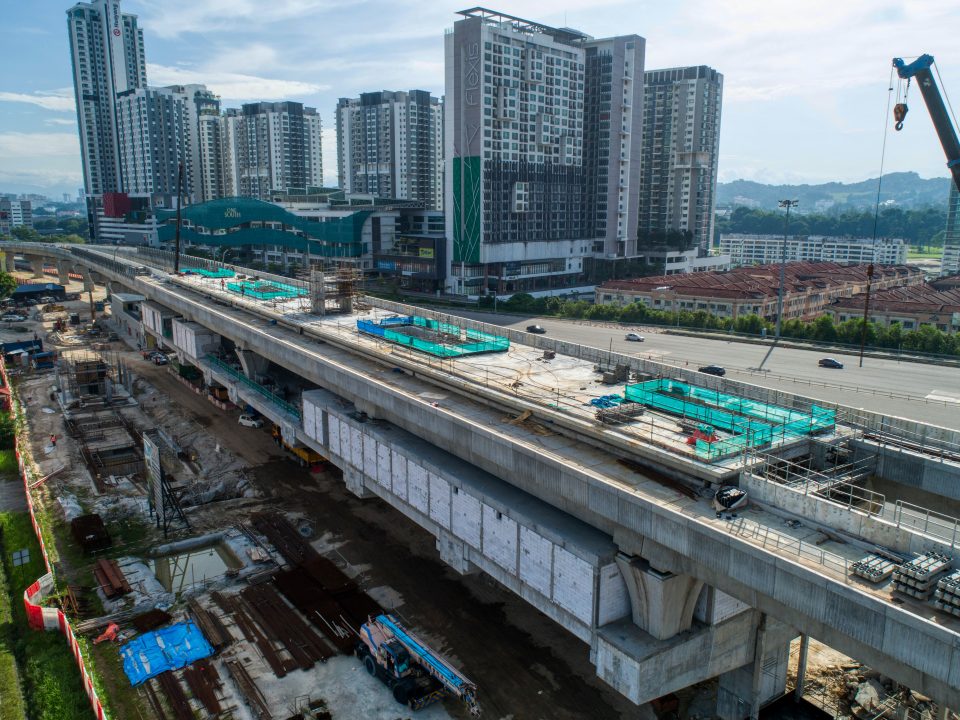 Pandangan udara tapak Stesen MRT Serdang Raya Utara menunjukkan kerja-kerja konkrit tetulang sedang dijalankan.