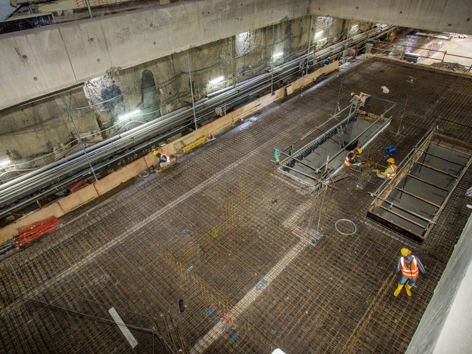 Pandangan di dalam Stesen MRT Sentul Barat menunjukkan kerja-kerja pembinaan papak konkrit tetulang platform.