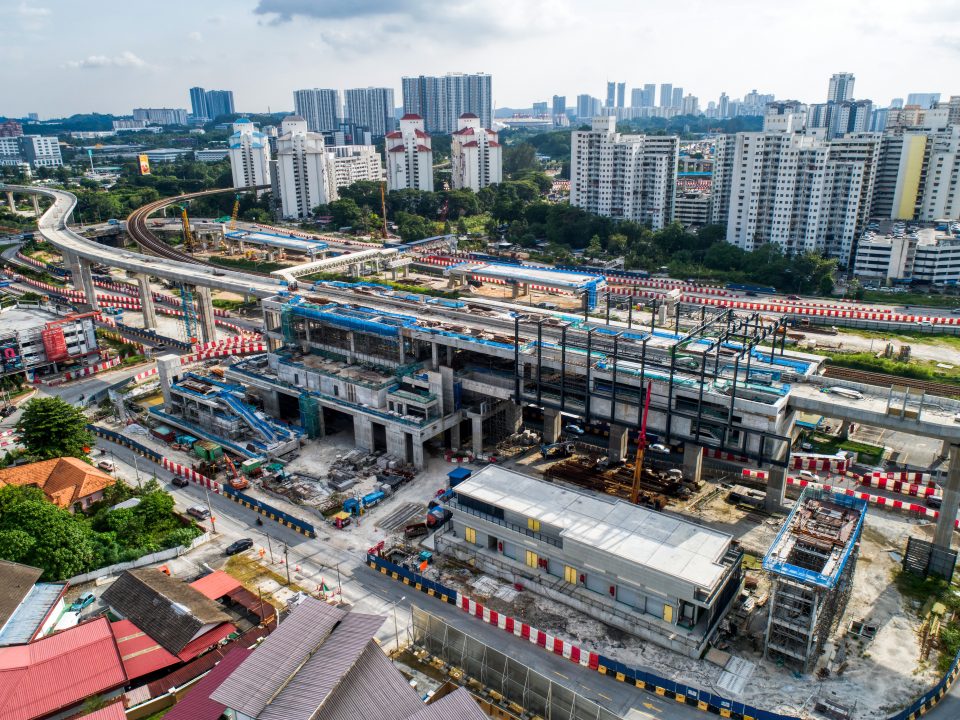 Pandangan udara tapak Stesen MRT Sungai Besi menunjukkan pemasangan paip saliran air hujan telah selesai.