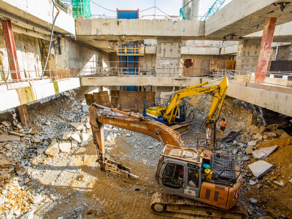 Kerja-kerja penggalian dari aras bawah hingga aras akhir penggalian di Pintu Masuk A Stesen MRT Titiwangsa.