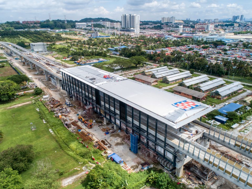Kerja-kerja pemasangan aksesori bumbung sedang dijalankan di Stesen MRT UPM.