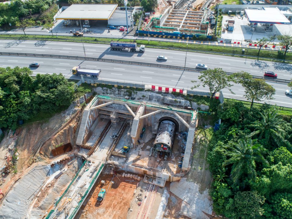 Pandangan udara bahagian selatan laluan bawah berhampiran Lebuhraya KL-Seremban menunjukkan kerja-kerja pembinaan lapisan kekal sedang dijalankan.