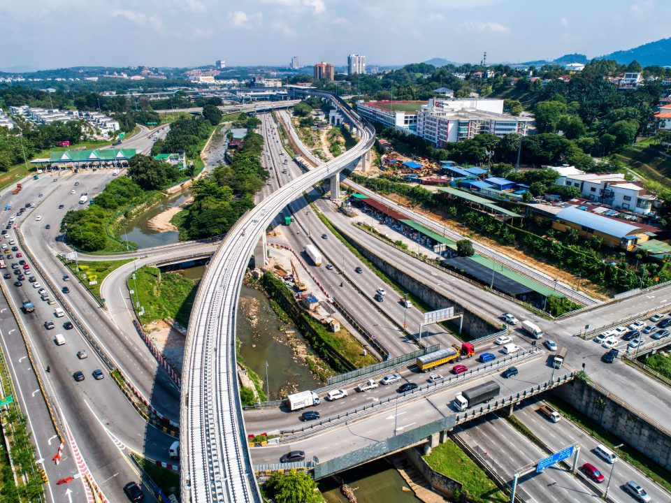 Pandangan udara kerja-kerja landasan sedang dijalankan di rentang panjang jajaran berhampiran tanjakan ke Tol Sungai Buloh.