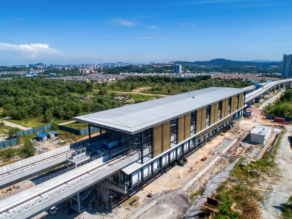 Pandangan udara Stesen MRT 16 Sierra menunjukkan kerja-kerja fakad luaran sedang dijalankan.