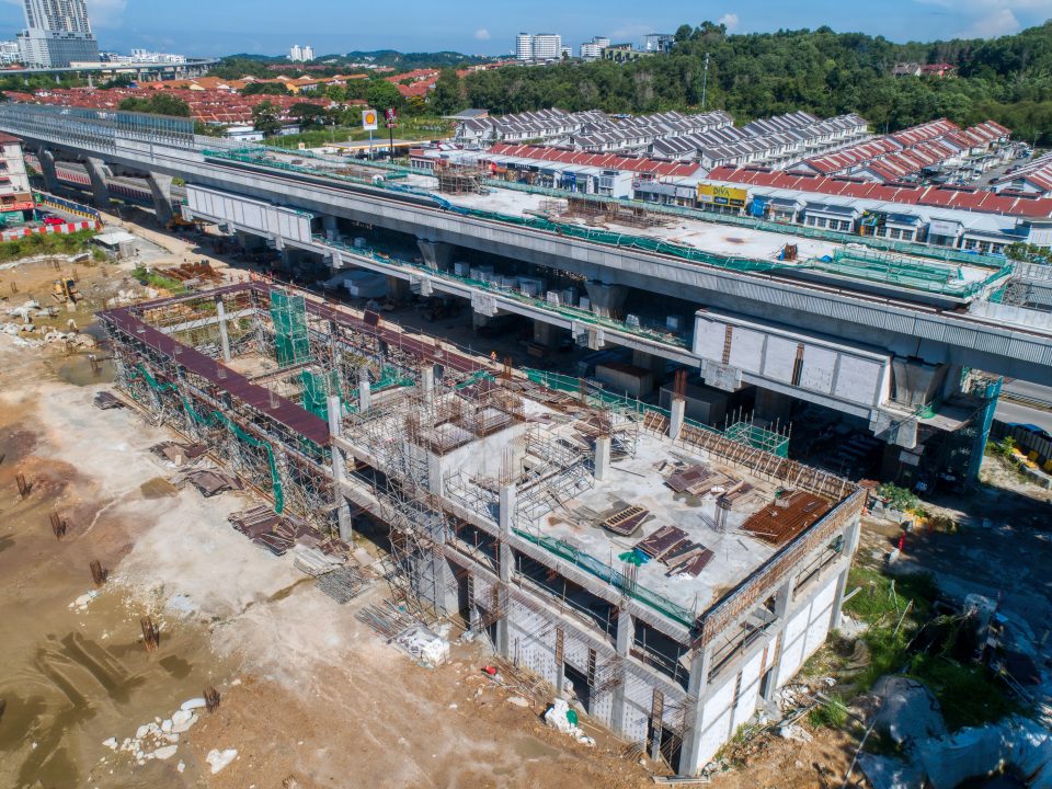 Bilik-bilik sistem dan kemasan seni bina dan kelengkapan mekanikal dan elektrikal sedang dijalankan di tapak Stesen MRT Taman Equine