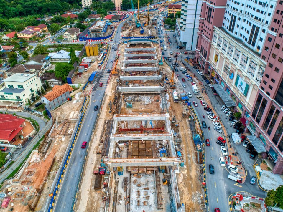 Pandangan udara tapak Stesen MRT Jalan Ipoh menunjukkan kerja-kerja penggalian, sengkang dan pembinaan papak asas sedang dijalankan.