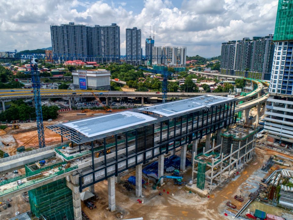 Pandangan udara tapak Stesen MRT Kuchai menunjukkan kerja-kerja pemasangan struktur besi, fakad dan pembinaan kekotak pintu masuk A sedang dijalankan.