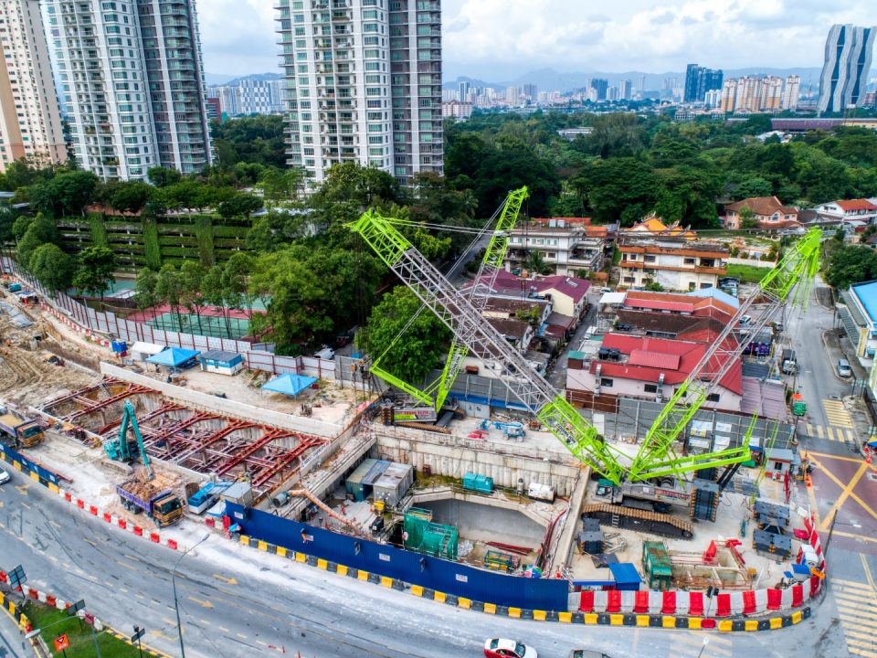 Pandangan udara menunjukkan terowong gali dan timbus menghubungkan ke Syaf Kecemasan 1. Juga, kren 200t dan 600t bersedia untuk pengambilan semula mesin pengorek terowong.