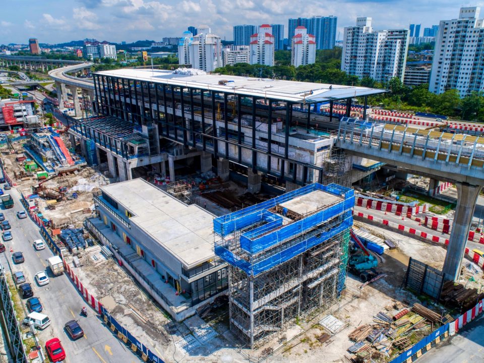Pandangan udara tapak Stesen MRT Sungai Besi menunjukkan kerja-kerja stesen, pembetungan dan kerja-kerja lurang sedang dijalankan