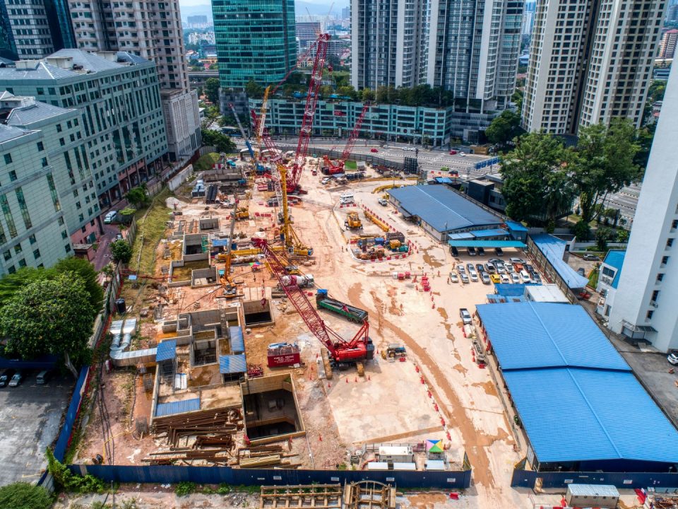 Pandangan udara kerja-kerja pengambilan semula Mesin Pengorek Terowong bahagian selatan di Stesen MRT Ampang Park.