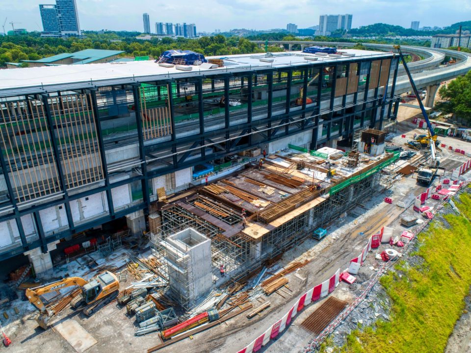 Pandangan udara penutupan bumbung di kekotak stesen dan kerja-kerja konkrit tetulang di pintu masuk sedang dijalankan di tapak Stesen MRT Putrajaya Sentral.