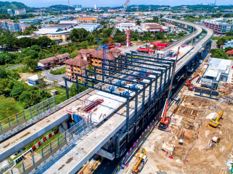 Pandangan udara tapak Stesen MRT Serdang Jaya menunjukkan kerja-kerja pembinaan besi bumbung sedang dijalankan.