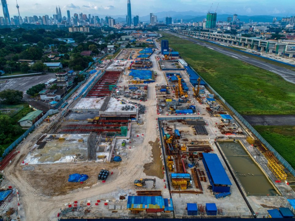 Pandangan udara tapak Stesen MRT Bandar Malaysia Selatan menunjukkan kekotak stesen dan susun atur tapak.