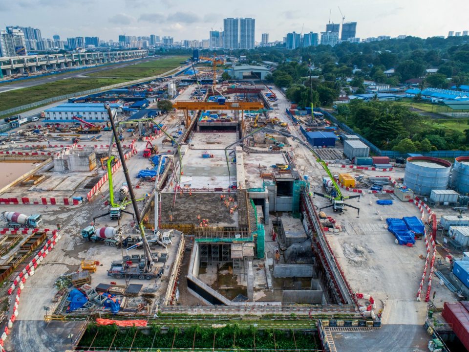 Pandangan udara Stesen MRT Bandar Malaysia Utara menunjukkan kerja-kerja papak bumbung, dinding konkrit tetulang, tiang dan pengalisan air sedang dijalankan.