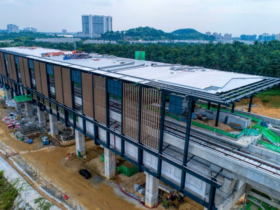 Pandangan udara tapak Stesen MRT Cyberjaya City Centre menunjukkan kerja-kerja fakad bumbung atas sedang dijalankan.