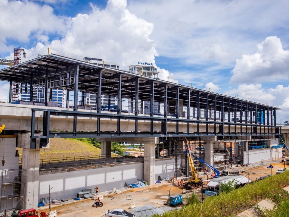 Kerja-kerja pelapik bumbung dan pemasangan kekotak bunyi platform sedang dijalankan di tapak Stesen MRT Cyberjaya Utara.