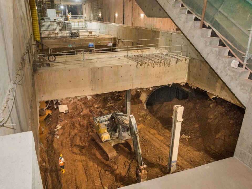 Penggalian aras bawah platform di tapak Stesen MRT Persiaran KLCC