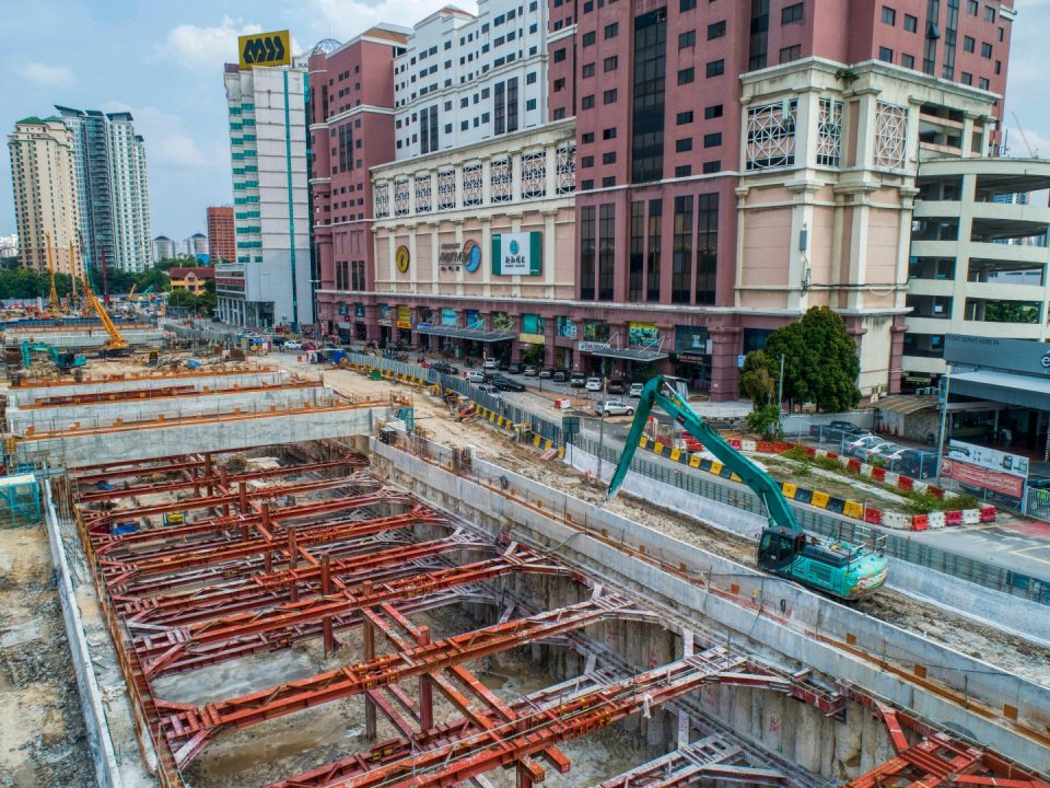 Pandangan kerja-kerja penggalian, tuangan dinding bawah platform, kerja-kerja pengalir bumi dan tuangan dinding permukaan sedang dijalankan di Stesen MRT Jalan Ipoh.