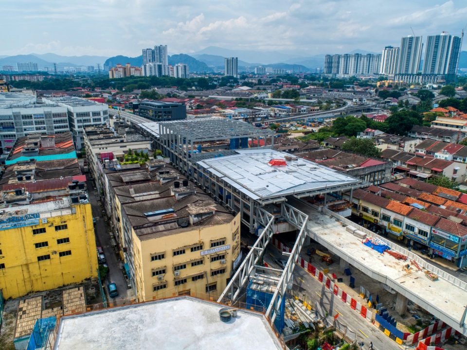 Pandangan udara tapak Stesen MRT Kentonmen menunjukkan kerja-kerja pemasangan jambatan besi, talam kabel untuk pemasangan jambatan besi dan kerja-kerja bumbung stesen utama sedang dijalankan.
