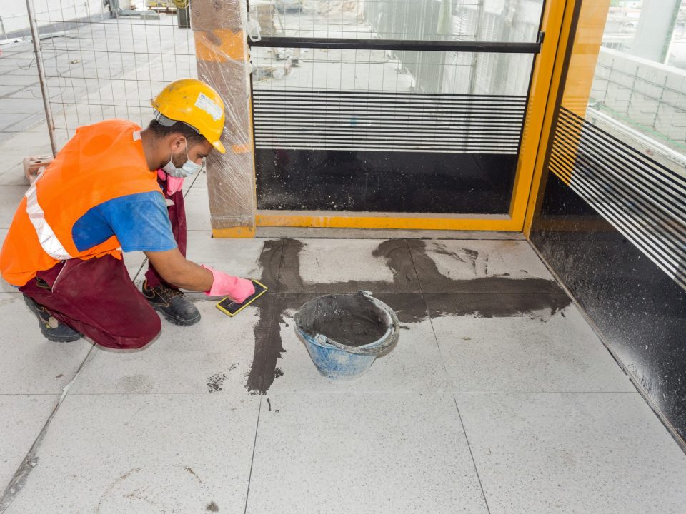 Kerja-kerja penurapan jubin sedang dijalankan di tapak Stesen MRT Kampung Batu.