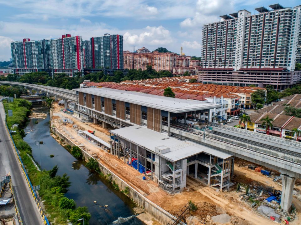 Pandangan kerja-kerja luaran fakad sedang dijalankan untuk Pintu Masuk 1 dan 2 Stesen MRT Damansara Damai.