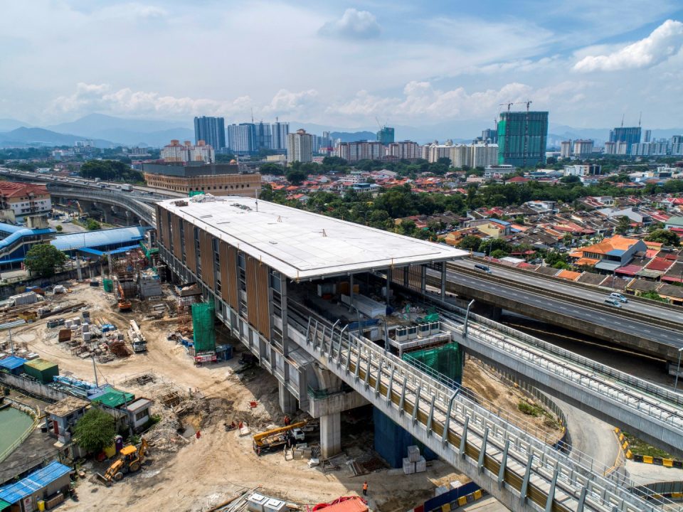Pandangan udara Stesen MRT Sri Damansara Timur menunjukkan pemasangan panel logam yang diperluas berhampiran KTMB telah siap.
