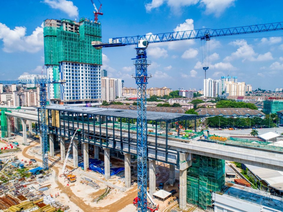 Pandangan udara tapak Stesen MRT Kuchai menunjukkan kerja-kerja pemasangan struktur besi sedang dijalankan.