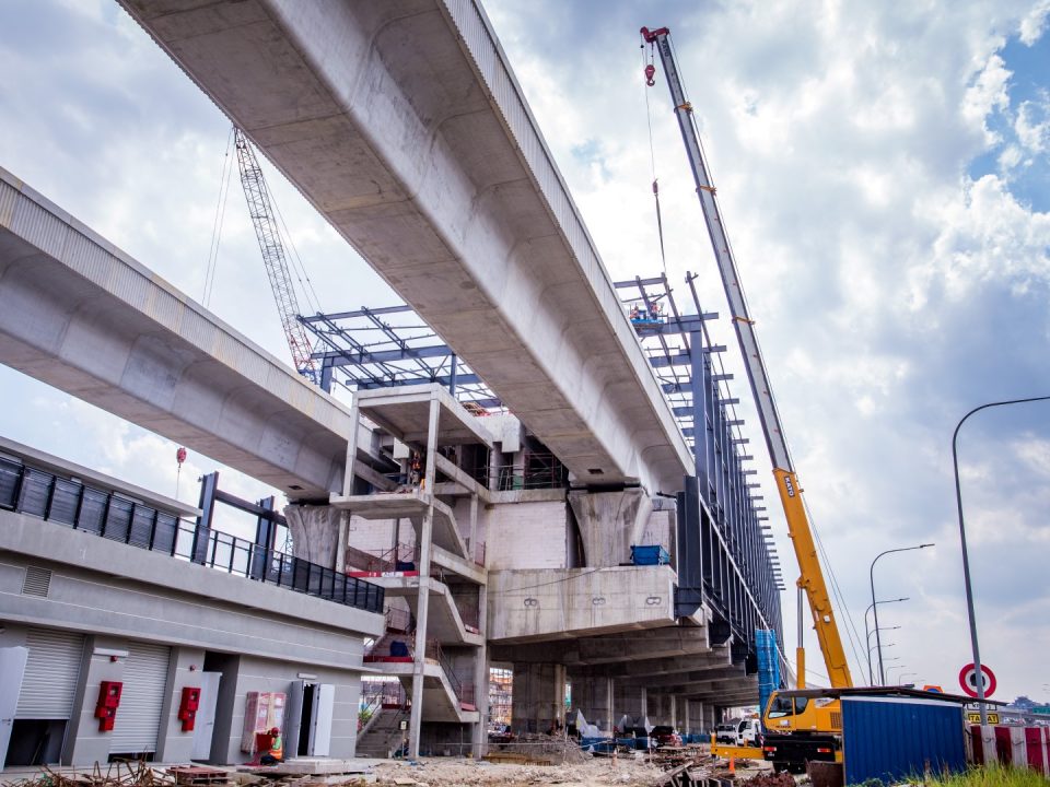 Kerja-kerja pemasangan kepingan bumbung sedang dijalankan di tapak Stesen MRT Serdang Raya Selatan.