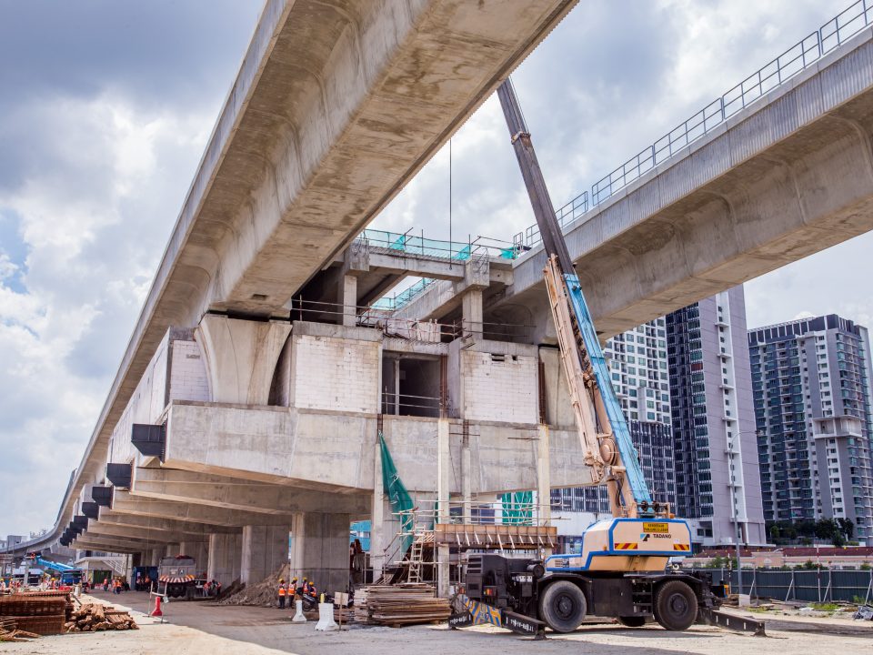 Kerja-kerja konkrit tetulang dan besi sedang dijalankan di tapak Stesen MRT Serdang Raya Utara.