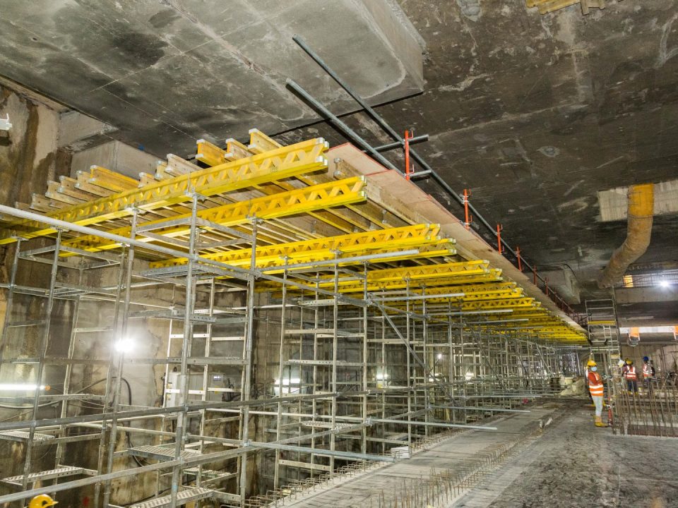Pemasangan sistem jermang Ekzos Terowong Atas di aras platform Stesen MRT Sentul Barat.