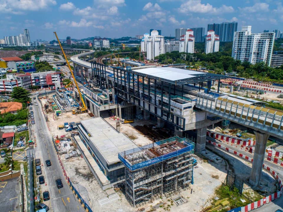Pandangan udara tapak Stesen MRT Sungai Besi menunjukkan kerja-kerja stesen, pembetungan dan kerja-kerja lurang sedang dijalankan.