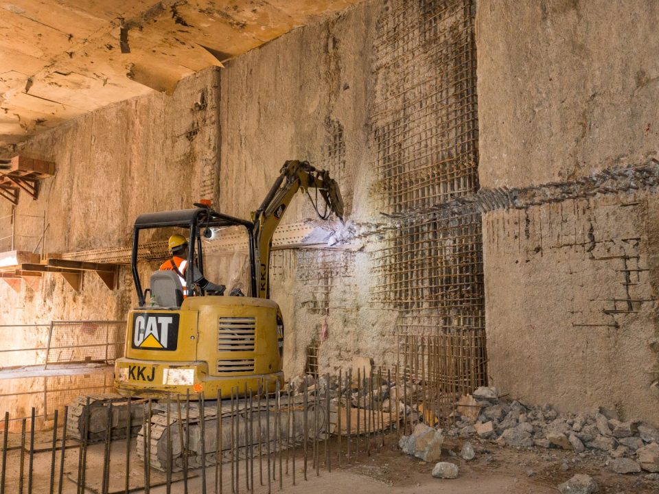 Pemanggasan dinding gegendang untuk memulakan kerja-kerja pembinaan konkrit tetulang dinding di tapak Stesen MRT Ampang Park.