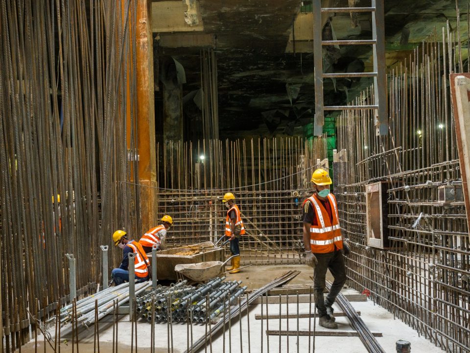 Pembinaan papak tetulang platform dan dinding di tapak Stesen MRT Hospital Kuala Lumpur.