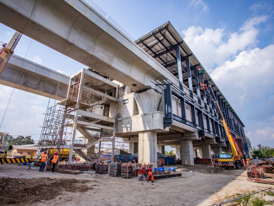 Kerja-kerja pemasangan aksesori bumbung sedang dijalankan di Stesen MRT UPM.