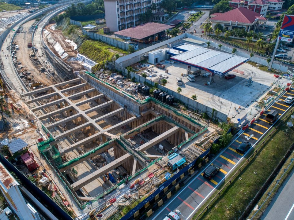 Pandangan udara bahagian selatan laluan bawah berhampiran Lebuhraya KL-Seremban menunjukkan kerja-kerja pembinaan Cerucuk Gerek Berturutan sedang dijalankan.