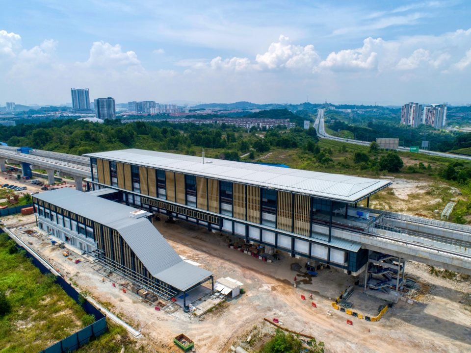 Pandangan udara Stesen MRT 16 Sierra menunjukkan kerja-kerja pemasangan penutup bumbung sedang dijalankan