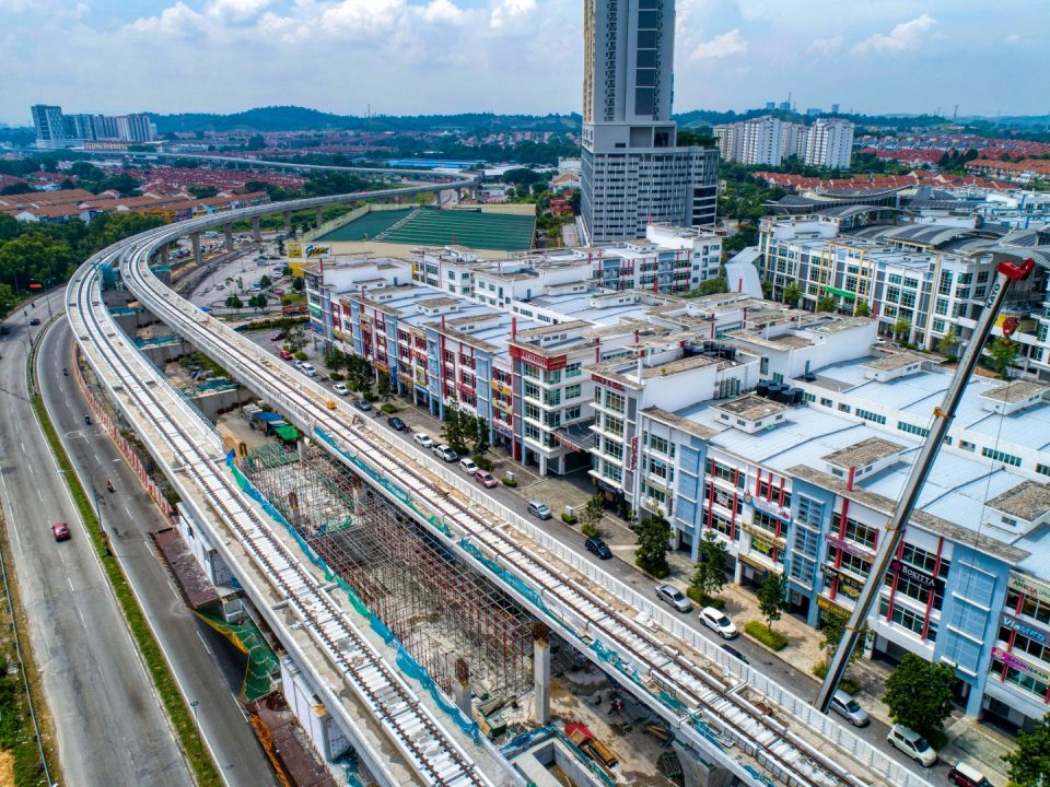 andangan udara tapak Stesen MRT Putra Permai menunjukkan kerja-kerja platform sedang dijalankan.