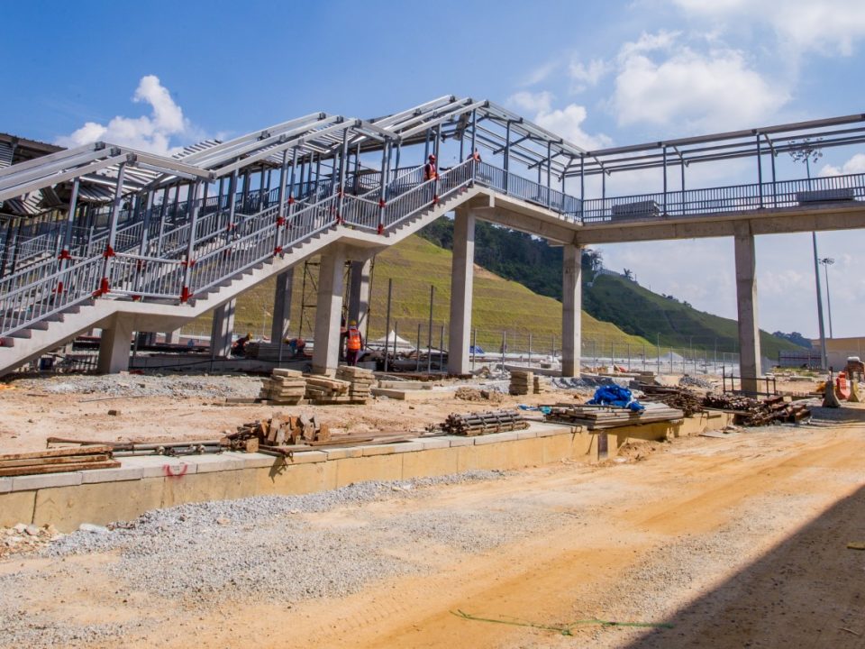Pembinaan struktur besi di jejantas sedang dijalankan di Depoh Serdang